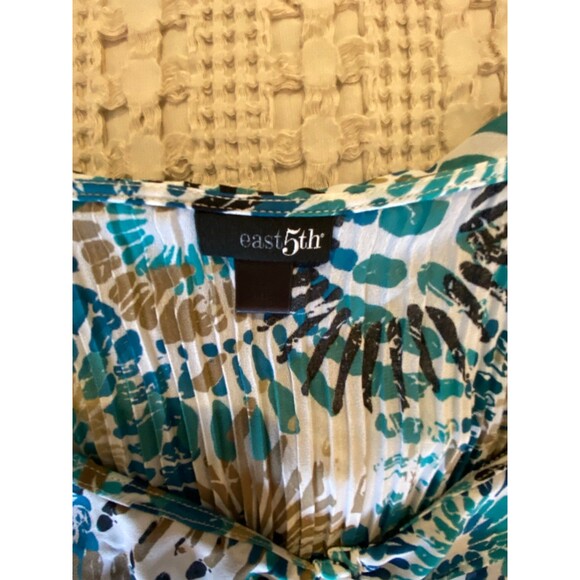 East 5th  Blouse Women’s Size ? Medium or  Large Top Cap Sleeved Collared - Picture 7 of 9